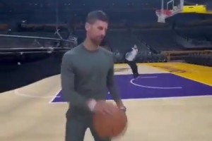 梦幻联动德约在湖人主场三分一发入魂！霸王步庆祝！