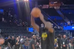 老詹赛前热身秀暴扣令客场球迷兴奋欢呼！